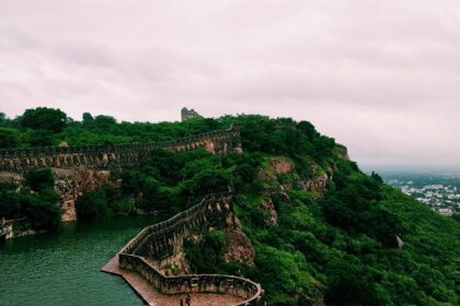A majestic view of Chittorgarh Fort, home to the historical Chittorgarh Fort Museum.