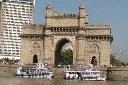 A view of the mighty Gateway of India with the Taj Hotel in Mumbai Central near places to visit in mumbai central