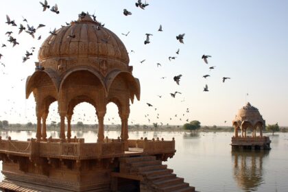 An image of Amar Sagar Lake in Jaisalmer, India, showcasing a soothing environment and peaceful surroundings.