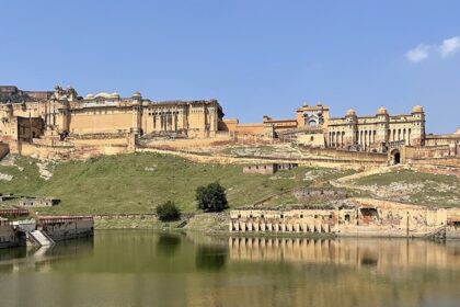 An image showing the beautiful fort, a hidden gem among offbeat places in India.